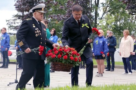 Цветы к подножию монумента возложил глава администрации Владимир Омельницкий