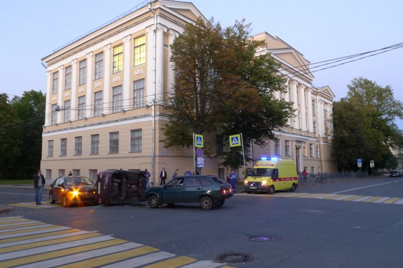 В результате аварии в городе Пушкин одна из машин перевернулась (фото) - фото 1