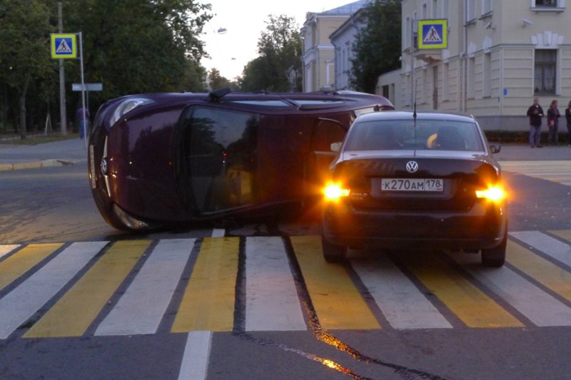 В результате аварии в городе Пушкин одна из машин перевернулась (фото) - фото 2