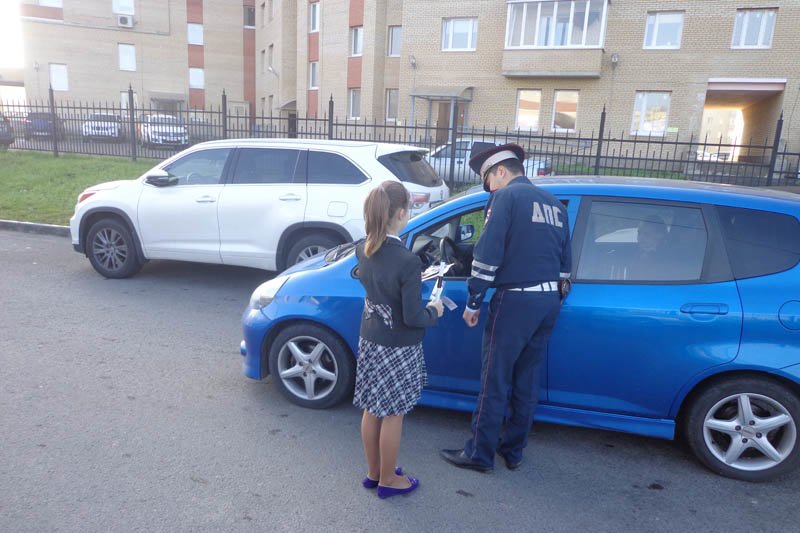 Юные инспекторы дорожного движения города Пушкин объяснили водителям, как правильно перевозить детей (фото) - фото 1