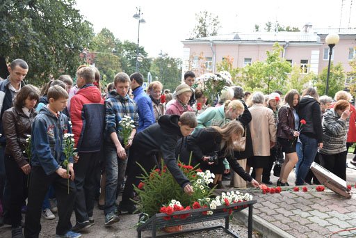 Жители почтили память жертв оккупации города Пушкин (фото) - фото 4