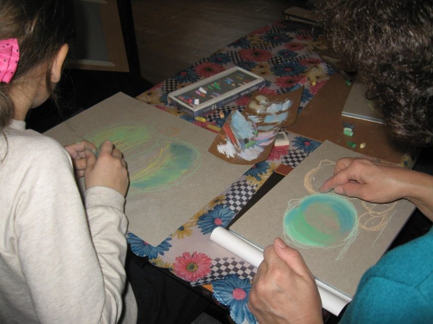 Елена Моренова научила жителей города Пушкина рисовать сухой пастелью (фото) - фото 1