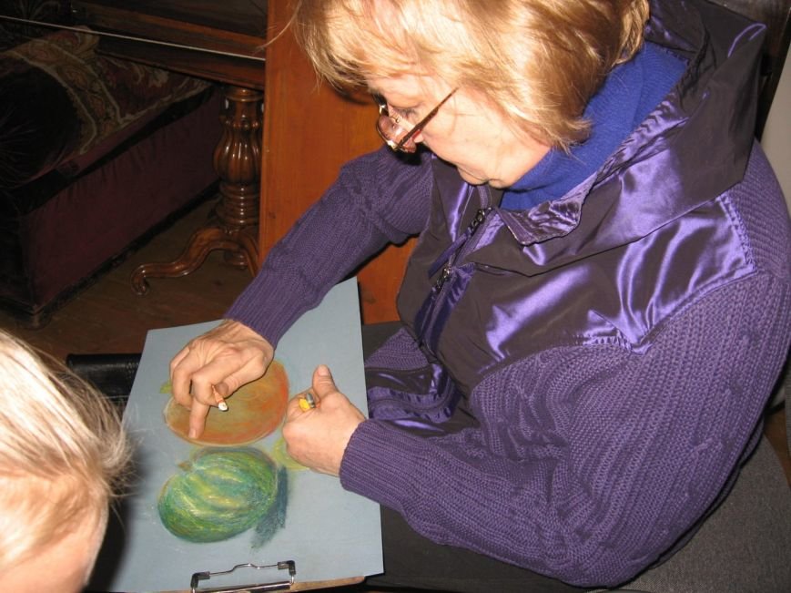 Елена Моренова научила жителей города Пушкина рисовать сухой пастелью, фото-4