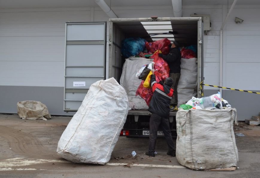 За день пушкинцы сдали на переработку почти 30 кубических метров мусора (фото) - фото 1