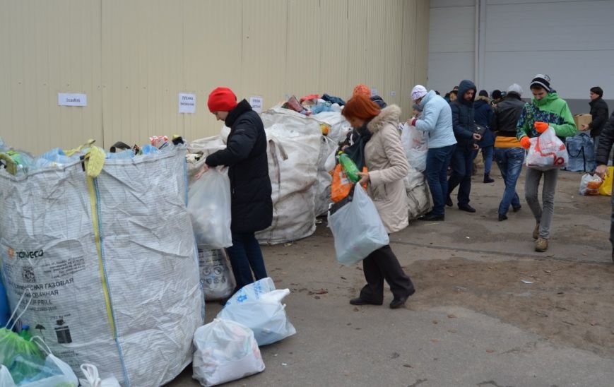 За день пушкинцы сдали на переработку почти 30 кубических метров мусора (фото) - фото 1