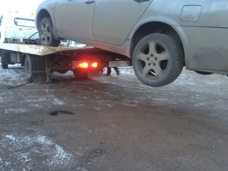 Эвакуатор едва не «потерял» автомобиль в городе Пушкине (фото) - фото 1