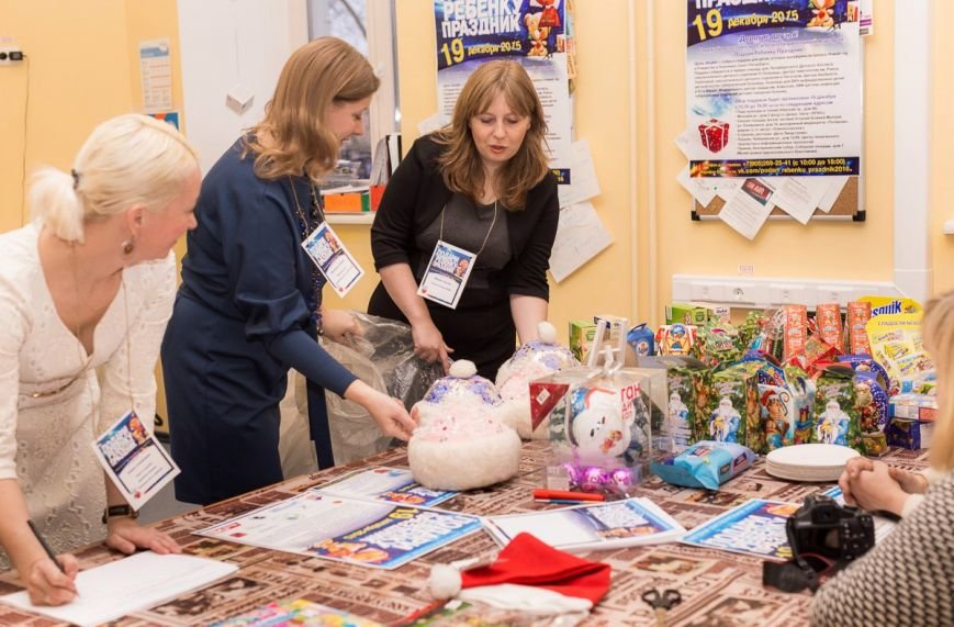 Пушкинцы собрали более двухсот подарков для больных детей (фото) - фото 1