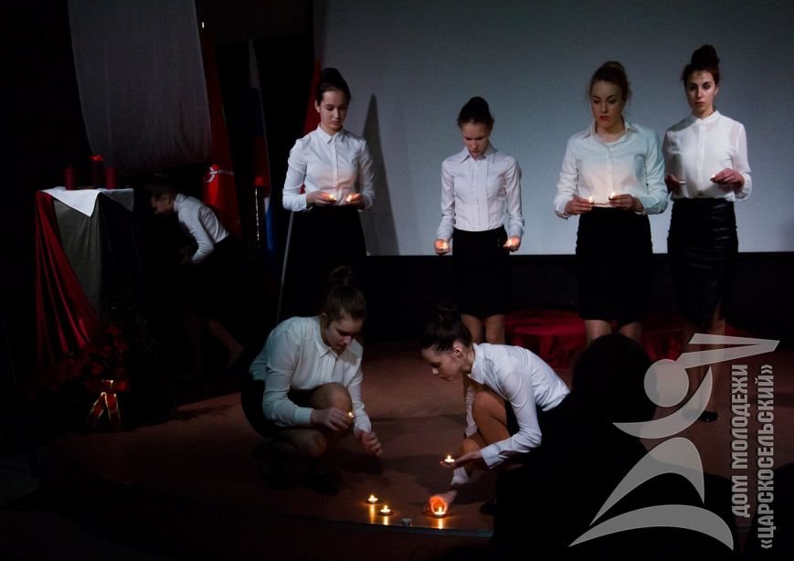 В День снятия блокады в городе Пушкине зажгли свечи памяти (фото) - фото 1