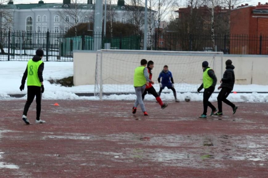 Более семидесяти студентов из Царского Села сразились в футбол на снегу (фото) - фото 1