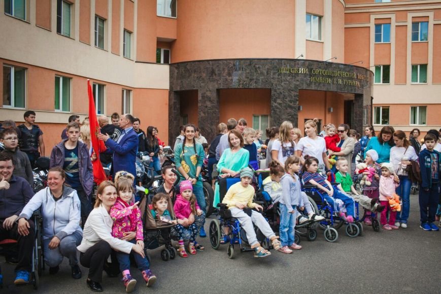 Жители города Пушкина поздравили маленьких пациентов из института им. Турнера с Днем защиты детей, фото-1