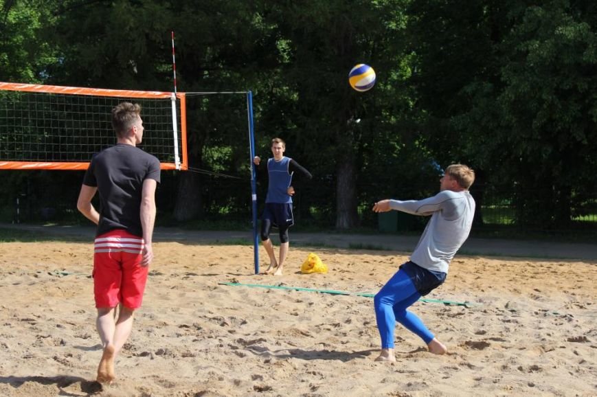 В первые дни лета у Колонистского пруда в Пушкине прошел турнир по пляжному волейболу, фото-2