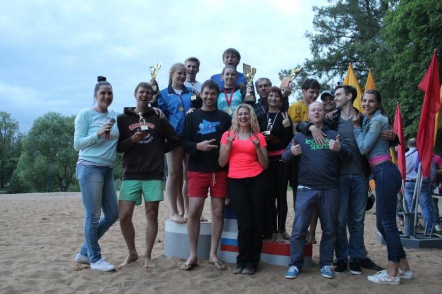 В первые дни лета у Колонистского пруда в Пушкине прошел турнир по пляжному волейболу, фото-1