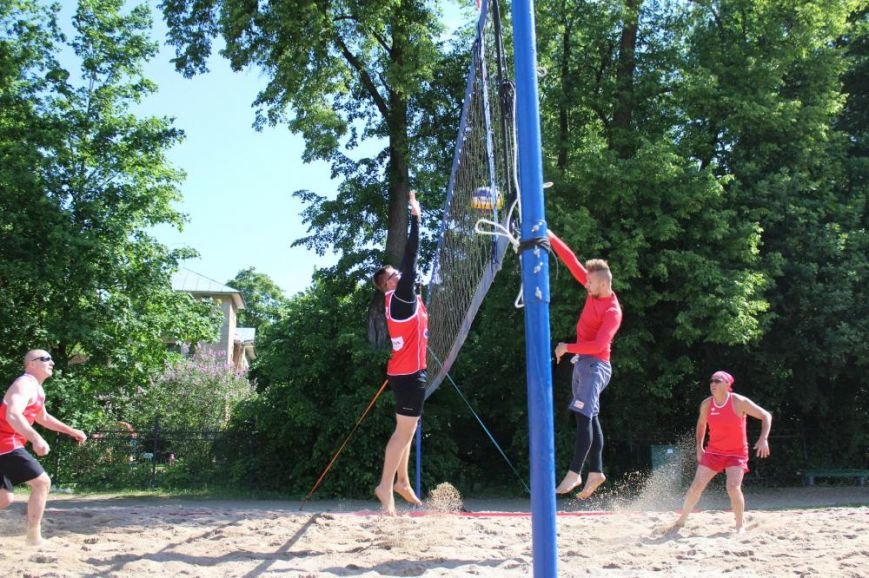 В первые дни лета у Колонистского пруда в Пушкине прошел турнир по пляжному волейболу, фото-3