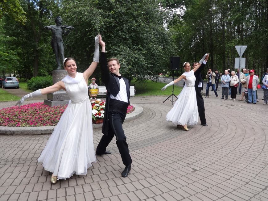 В Павловске состоялась церемония подношения цветов памятнику Штраусу, фото-2