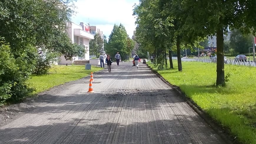 На тротуарах улицы Генерала Хазова срезан асфальт, фото-6