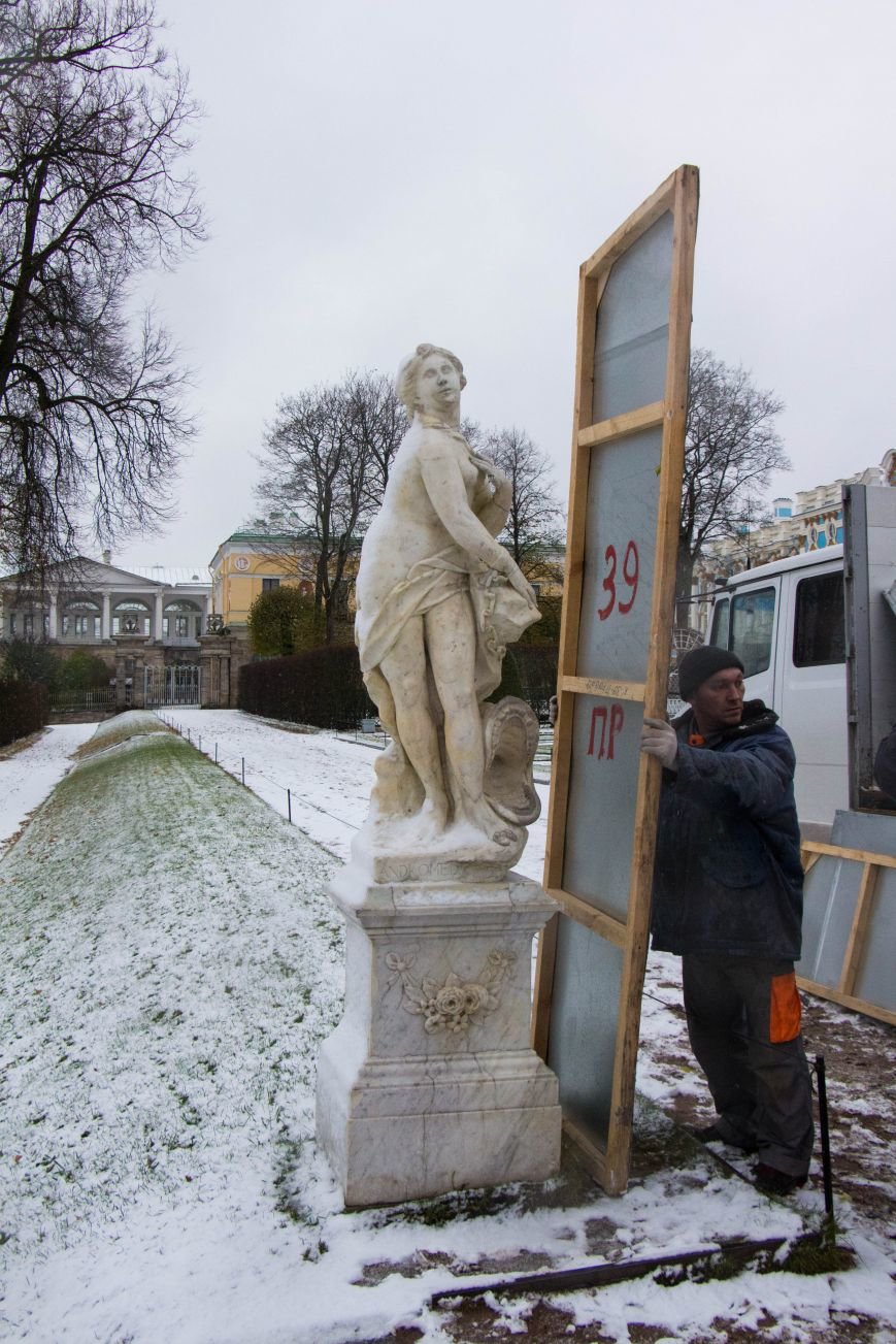 Статуи в музее-заповеднике «Царское Село» уходят на «зимовку», фото-1