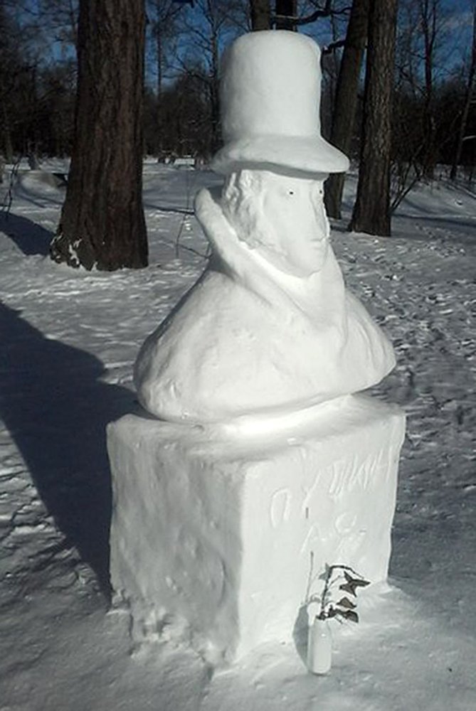 Снежный бюст Пушкина появился в Александровском парке, фото-1
